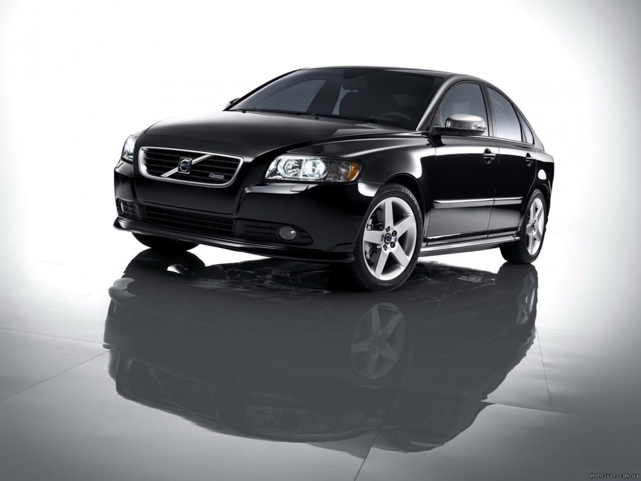 Black Volvo S40