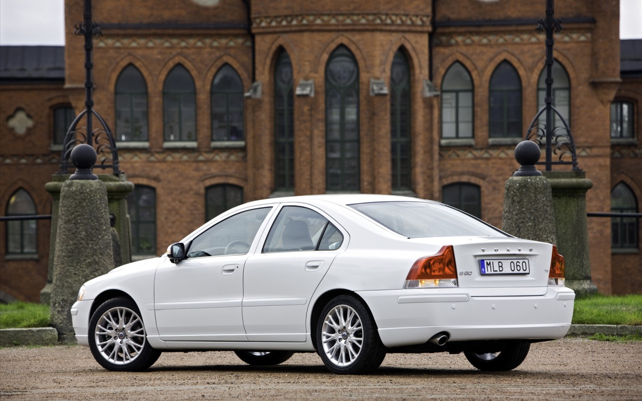 White Volvo S80