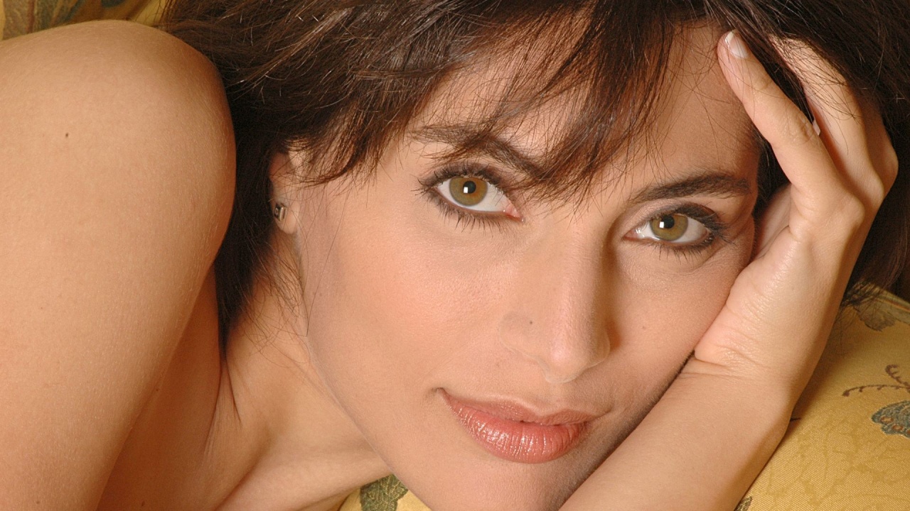 Brunette Caterina Murino